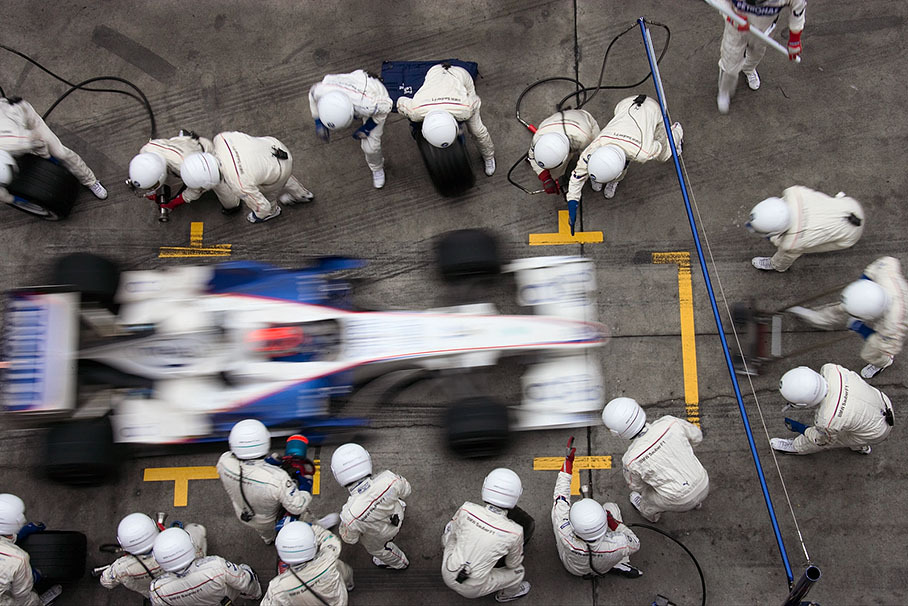 Robert Kubica performing his first pit stop in lap 25