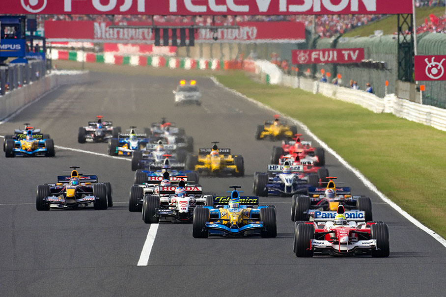 The starting field approaching first corner. Ralf Schumacher (Toyota) leading Giancarlo Fisichella (Renault).