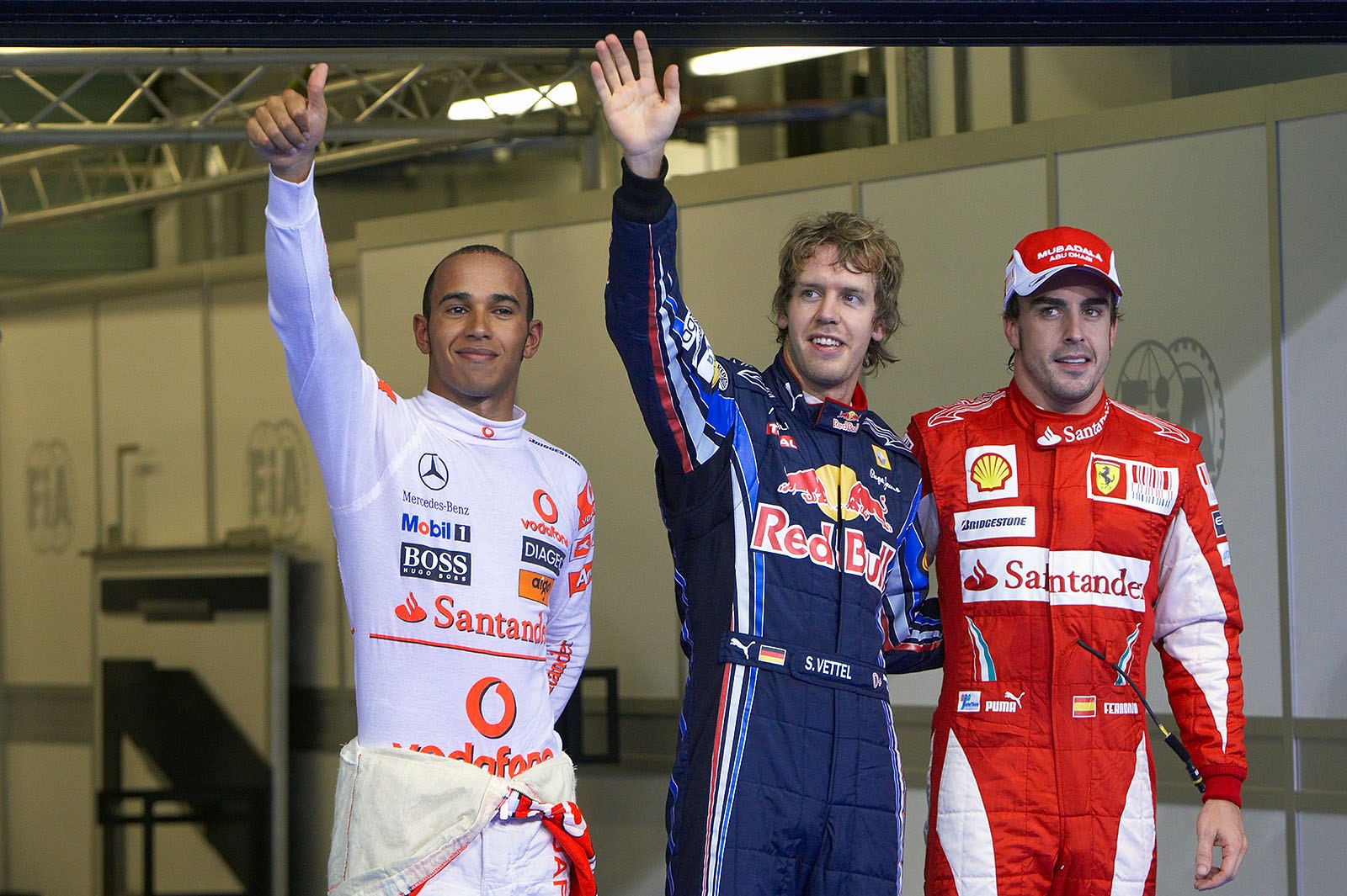 The fastest three qualifiers wave at the world's media: on the left hand second qualified McLaren's Lewis Hamilton, Red Bull's Sebastian Vettel as polesetter in the middle and Ferrari's Alonso as third on the grid