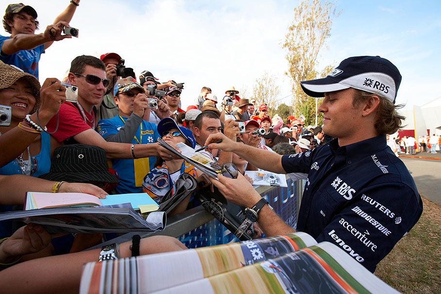 Sunnyboy Nico Rosberg gives away many autographs
