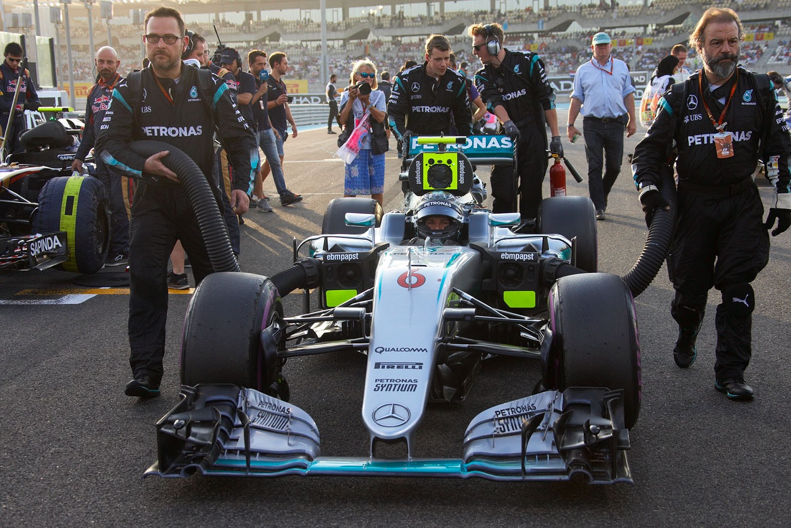 Nico Rosberg, Mercedes, beeing assist on his way to grid position 2, Abu Dhabi Grand Prix, 2016
