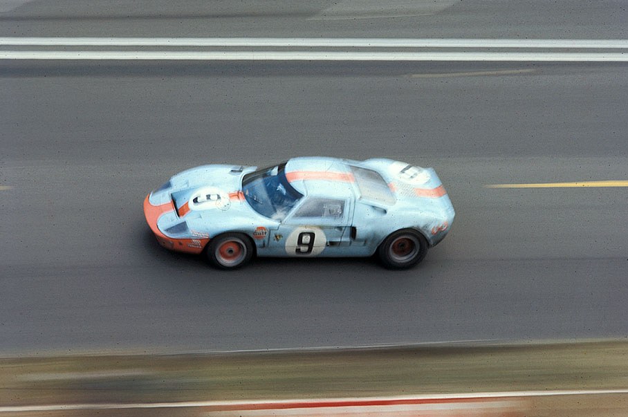 Pedro Rodriguez (MEX) and Lucien Bianchi (B) in a Ford GT40 1075