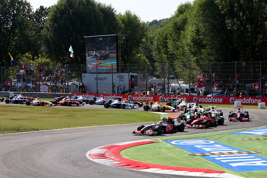 The start field passes the first chicane, Variante Del Rettifilio, with Hamilton in the lead