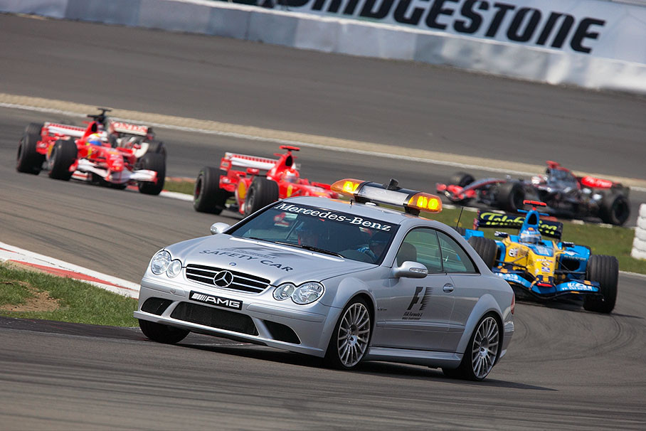 Safety car leading for one lap after start incidence