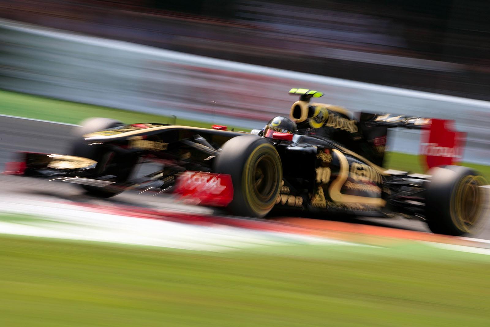 Vitaly Petrov, Lotus Renault GP, wears a black helmet to show his sympathy for the victims of a plane crash in Russia