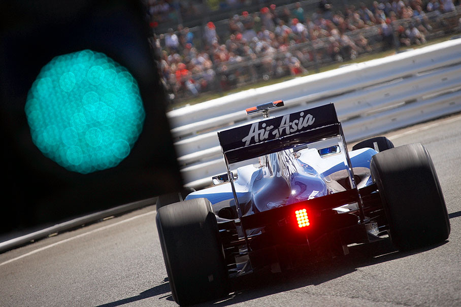 Rubens Barrichello, Williams, passes the green signals at pit lane exit