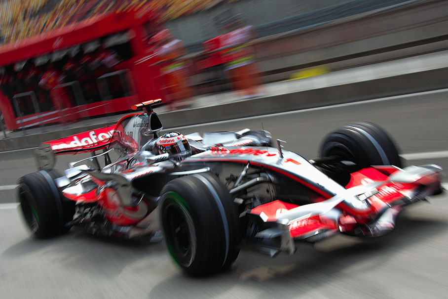 Alonso returns to his garage