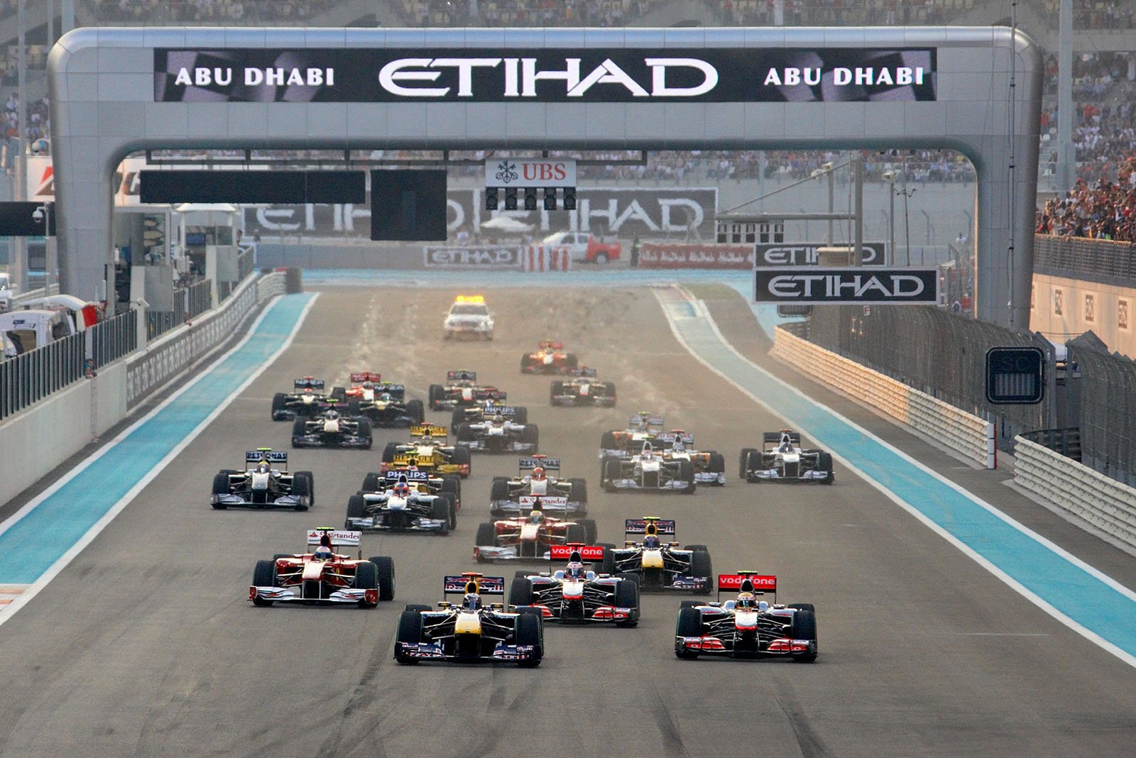 The start, Vettel in front with the McLarens behind, Alonso in the Ferrari drops a place and takes 4th position