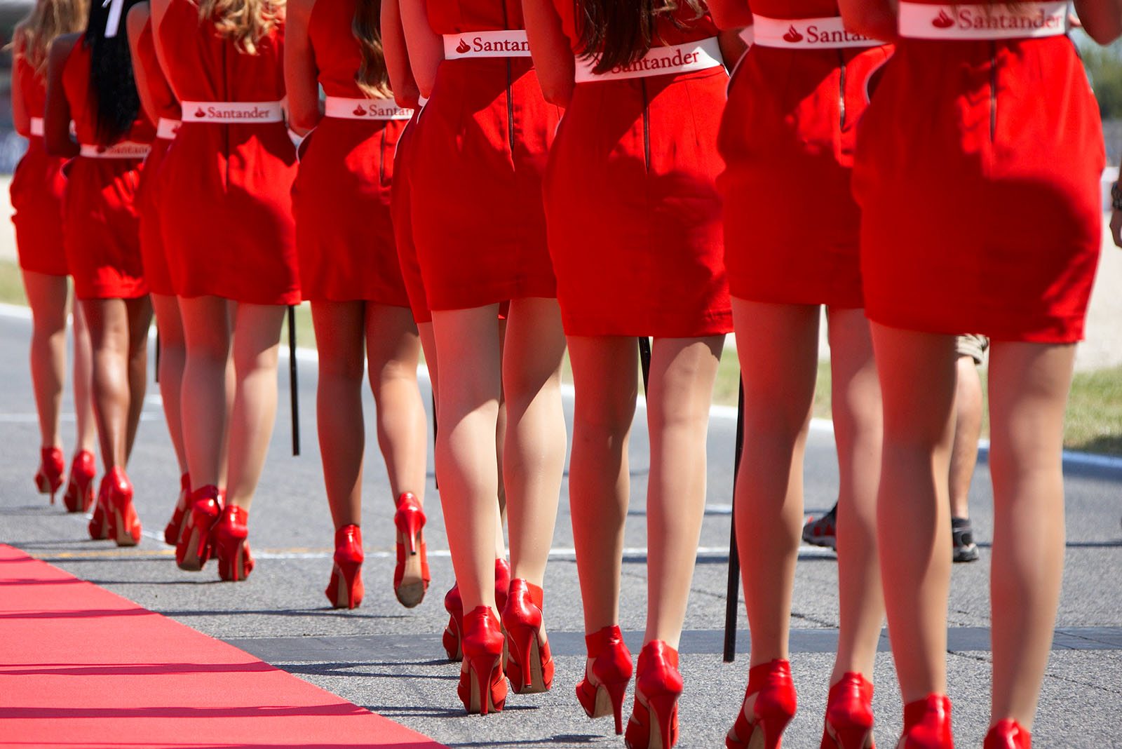 Legs that reach the ground.