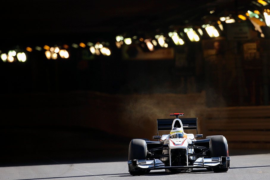 Sauber's Pedro de la Rosa sputters wood at tunnel exit