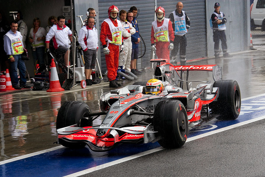 Lewis Hamiton goes out to Q2 on intermediate tyres