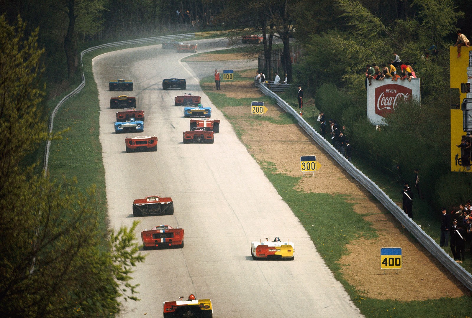 The start field taks the first corner at Monza