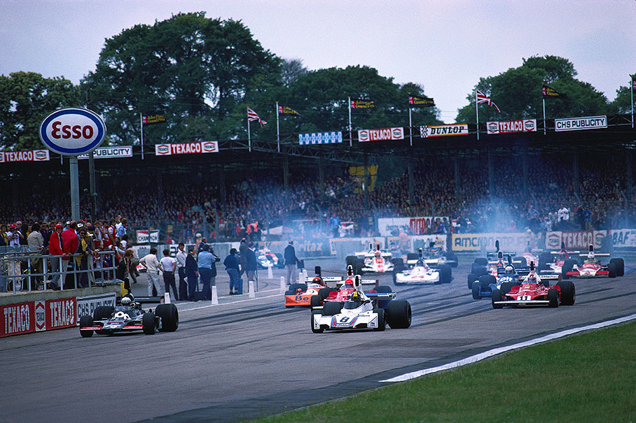 Start of the British Grand Prix in Silverstone: Exceptional 1st pole position for Tom Pryce in the Shadow, but Pace in his Brabham (no. 8) went away quickest to snatch the lead from the Welsh