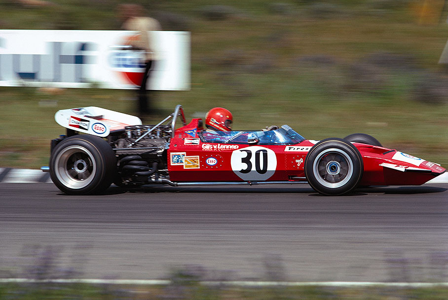 The Dutchman Gijs van Lennep drove sporadically on F1 events, here once the Surtees-Ford TS7 entered by Stichting Autoraces Nederland