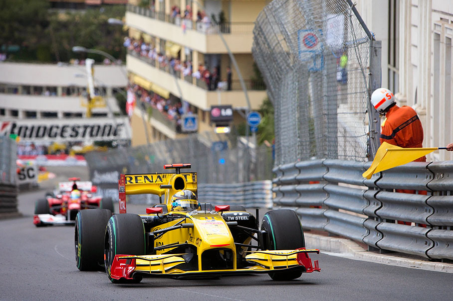 Yellow flag for Renault's Robert Kubica in front of Massa