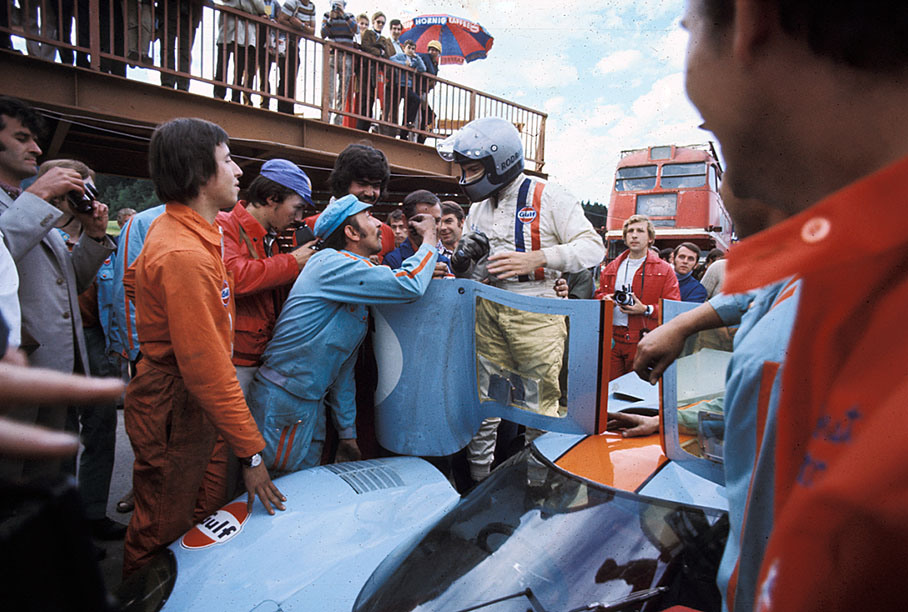 John Wyer's winning Porsche 917K 034 #16, driven by Pedro Rodriguez (MEX) and Richard Attwood (GB, not in picture), arrives at the cheering mechanics in pitlane