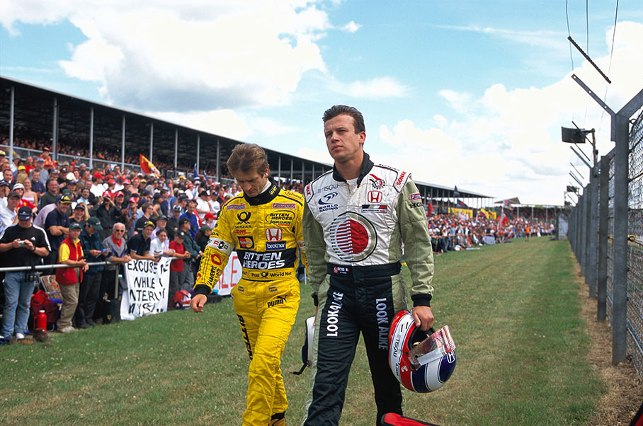 Olivier Panis and Jarno Trulli walk back from start incident in first corner