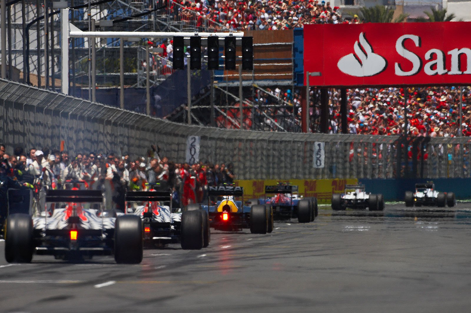 The cars head to formation lap