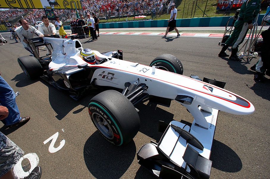 Sauber mechanics push Pedro de la Rosa to his grid position
