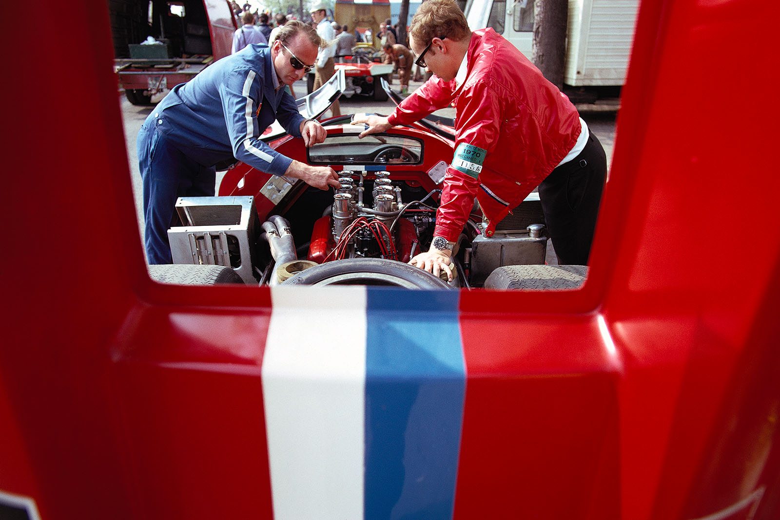 The Lola T70 Mk.3B GT Chevrolet SL76/146 of Teddy Pilette (B) and Gustave Gosselin (B) is being prepared in paddock