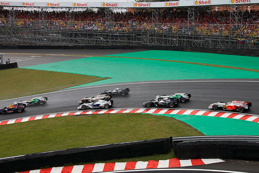The start field crowds up in first turn