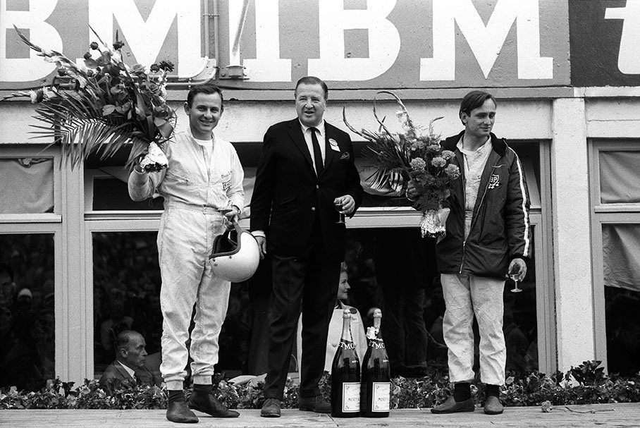 Podium ceremony after 24 hours, Henry Ford II with 'his' winning drivers in P+2.0 class: Chris Amon (NZ), Henry Ford II and Bruce McLaren (NZ).