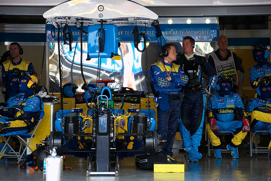 Renault pit with a waiting T-car