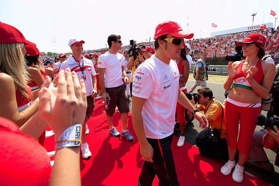 World Champion Alonso walks on the red carpet in front of Ralf Schumacher and Mark Webber