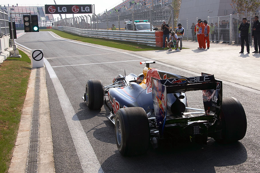Green lights at pit lane exit for Sebastian Vettel, Red Bull Racing