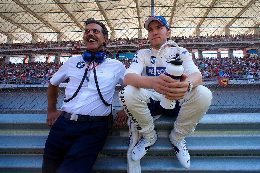 Minutes before the race on the grid, BMW Motorsport Director Dr. Mario Theissen jokes with his driver Nick Heidfeld