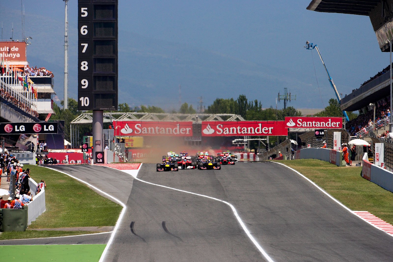 Start of the race and Alonso makes a surprise attack.