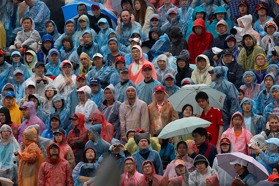 Chinese fans during the rainy race