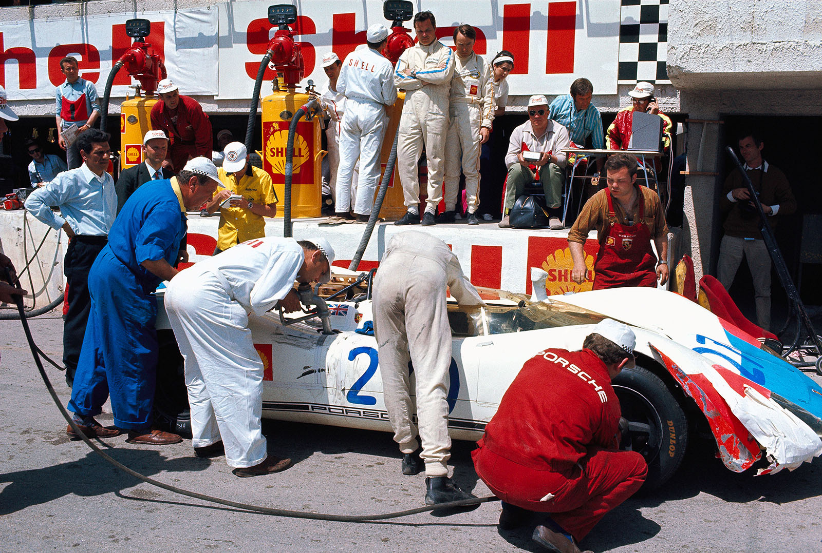 Vic Elford lässt seinen später zweitplatzierten Porsche 908/2 betanken, auf der Boxenmauer steht Fahrerkollege Umberto Maglioli, Targa Florio 1969