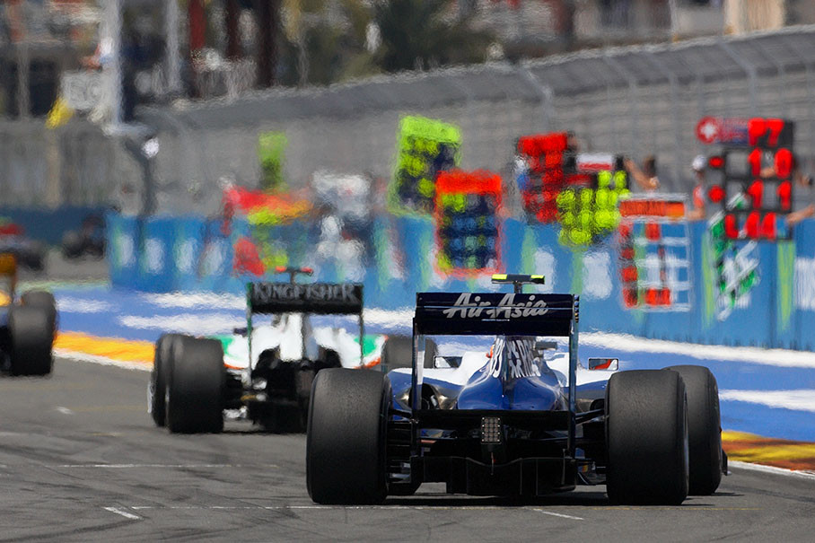 Nico Hulkenberg, Williams, passes the pit signals behind Sutil