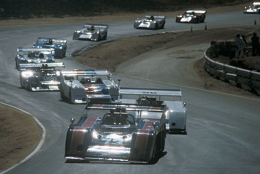 David Hobbs (GB) leads the field with a McLaren M20 Chevrolet entered by Carling Black Label