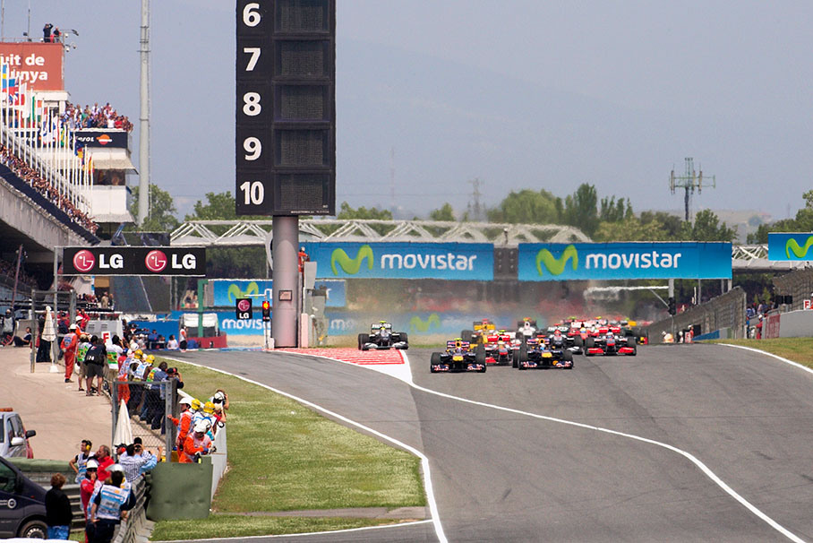 The start, Rosberg rides far out