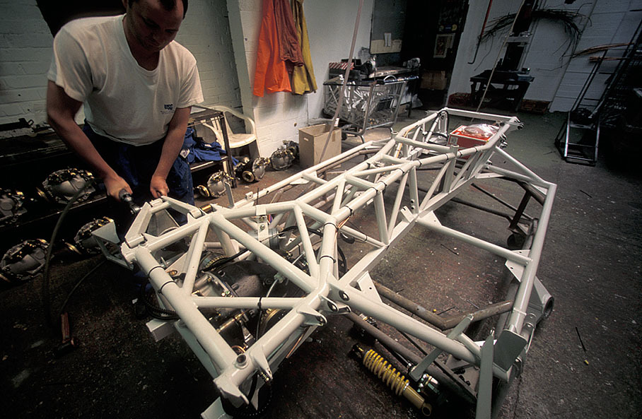 Das Chassis ist erst zusammengeschweisst und dann pulverbeschichtet worden. Viele Dreiecke nehmen Zug und Druck auf.
