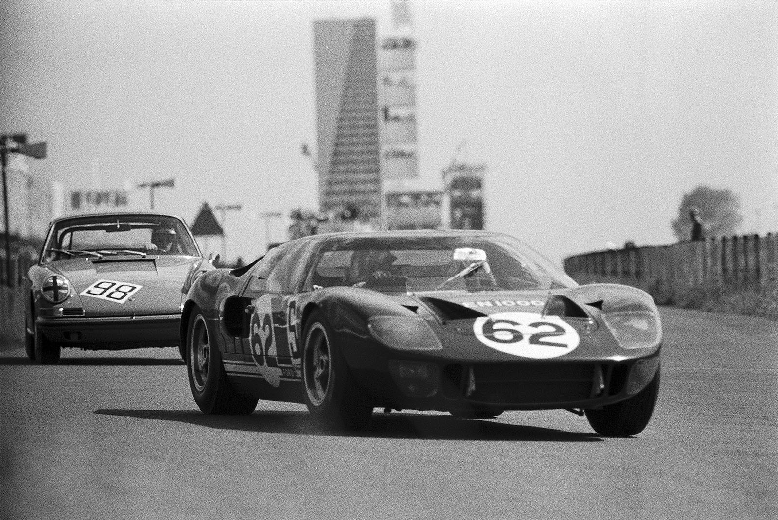Edward Nelson (GB) and Peter de Klerk (ZA) on Ford GT40 #1009, still leading the Porsche 911 S of Bjorn Rothstein and Boo Johansson (S)