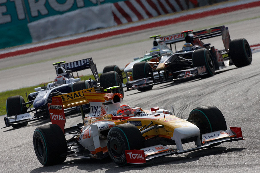 Renault's Nelson Piquet jr. in front of Nakajima, Bourdais and Fisichella