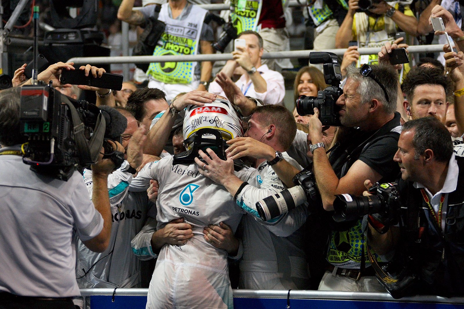 Lewis Hamilton hug his mechanics, Abu Dhabi Grand Prix, 2014