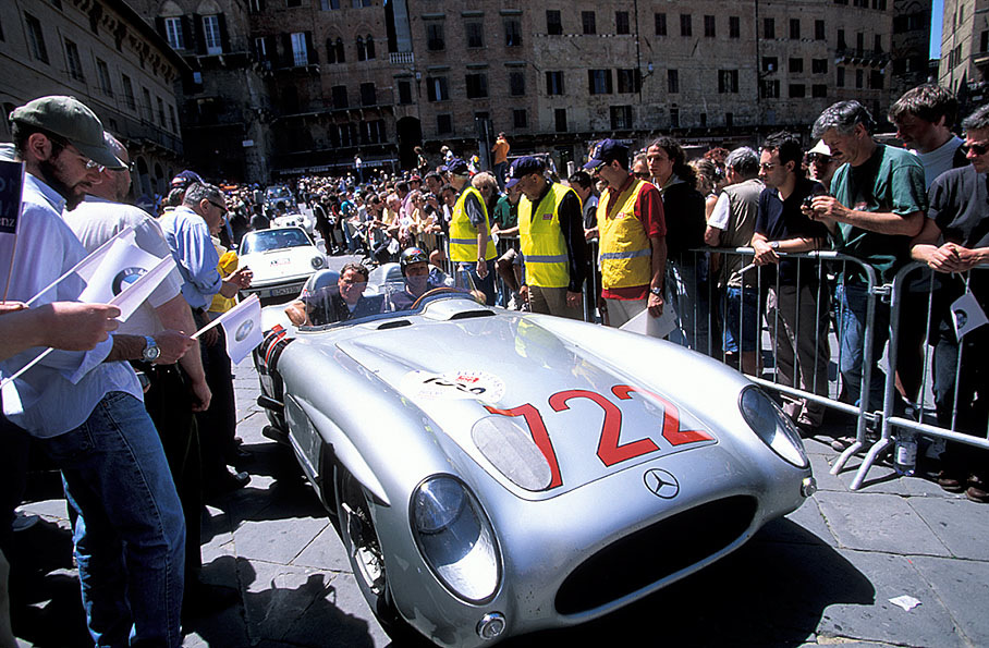 Mille Miglia 2001: Der Mercedes-Benz 300 SLR 722, Siegerauto von Stirling Moss bei der Mille Miglia 1955, gefahren von Jochen Mass