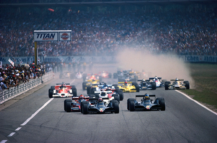 The start: Both Lotuses of Mario Andretti (no. 5) and Ronnie Peterson in the lead, as usualy during the 1978 season, closely followed by Lauda's red and blue Brabham-Alfa.