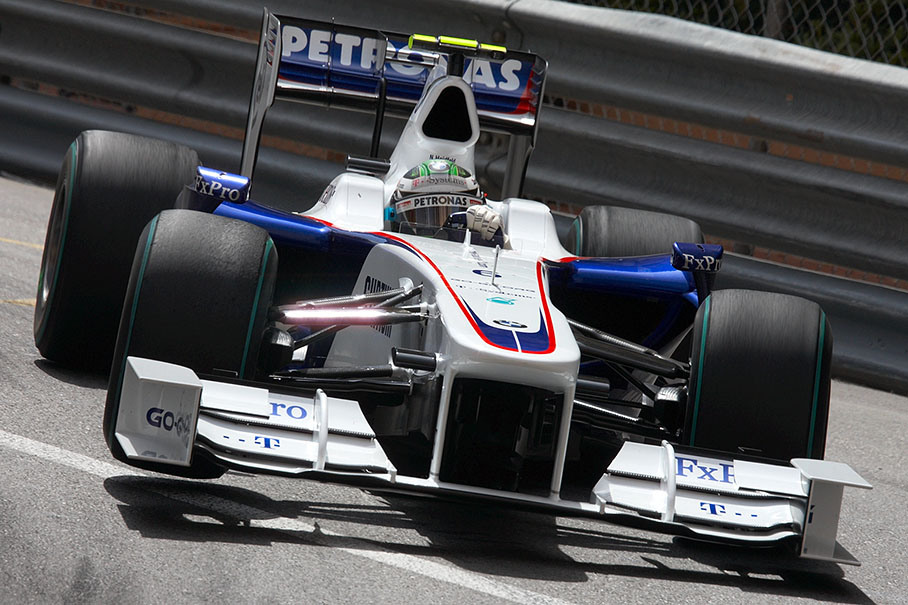 Nick Heidfeld, BMW Sauber F1, lifts a wheel at Mirabeau