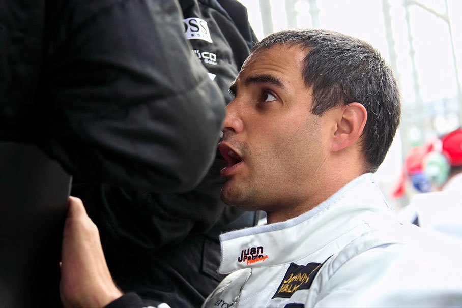 Montoya explaning his retirement to the McLaren pitwall crew during the race