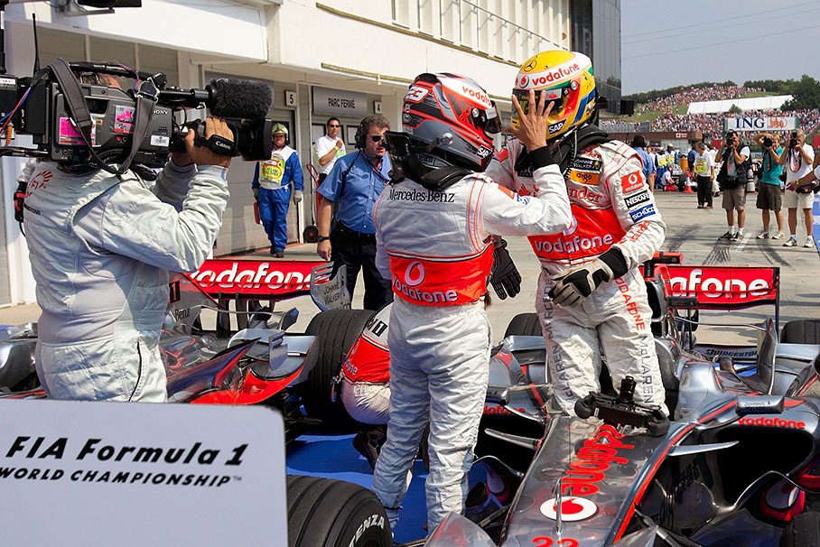 A pat on the helmet for the polesetter