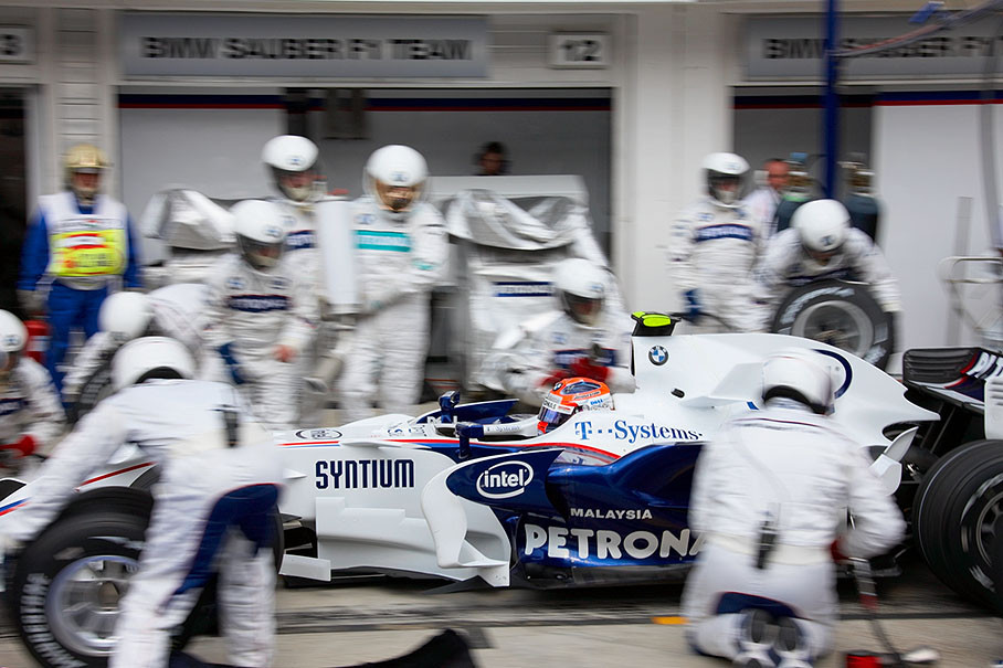 Robert Kubica through the BMW Sauber pits in Q2