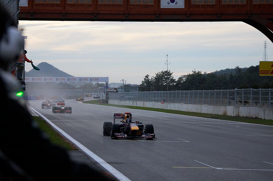 The race continues after another safety car phase in lap 35, Vettel leads Hamilton and Alonso