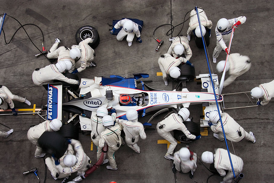 Robert Kubica performing his first pit stop in lap 25