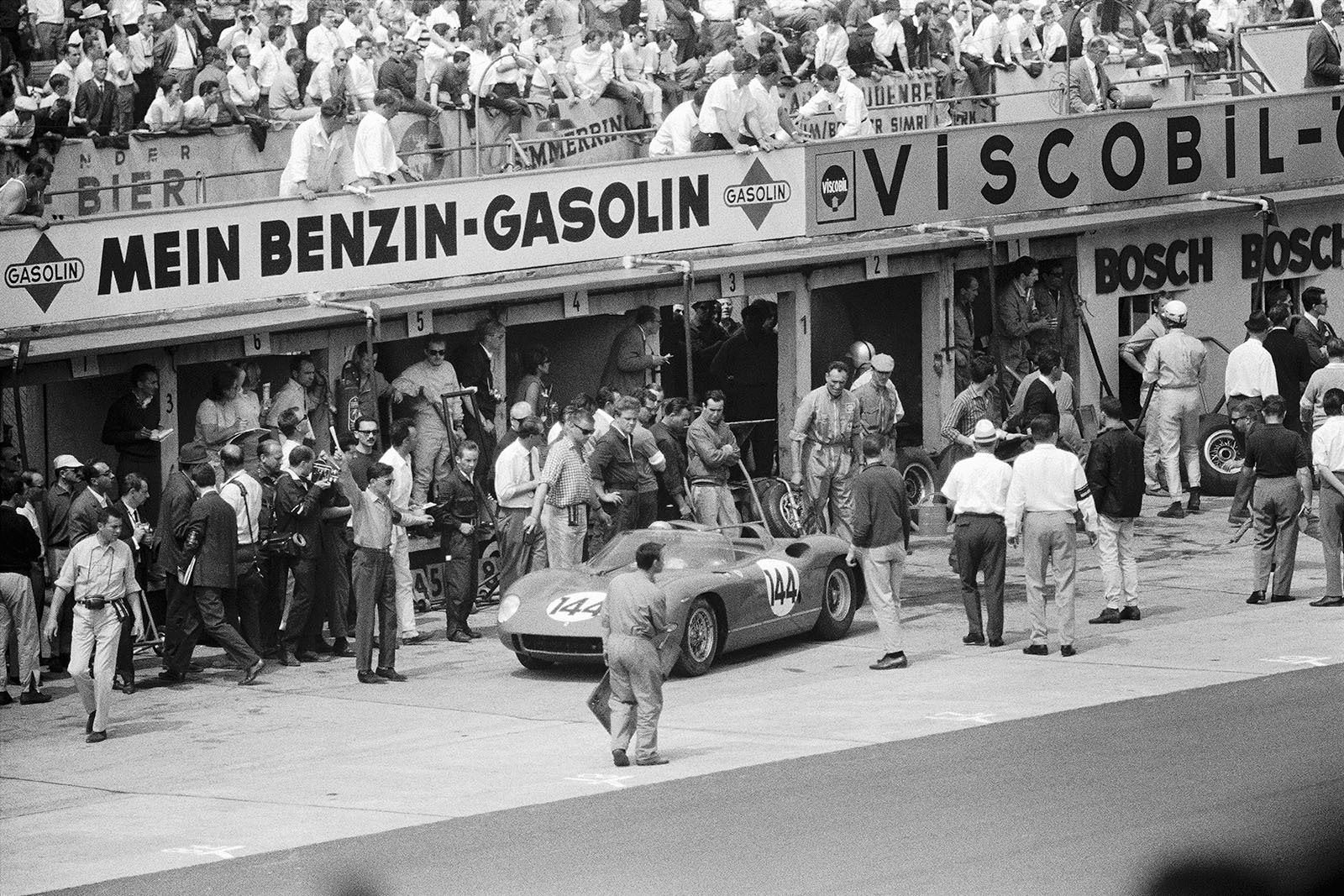 Pit stop of the winning team Ludovico Scarfiotti (I) and Nino Vaccarella (I) with the Ferrari 275P #0820