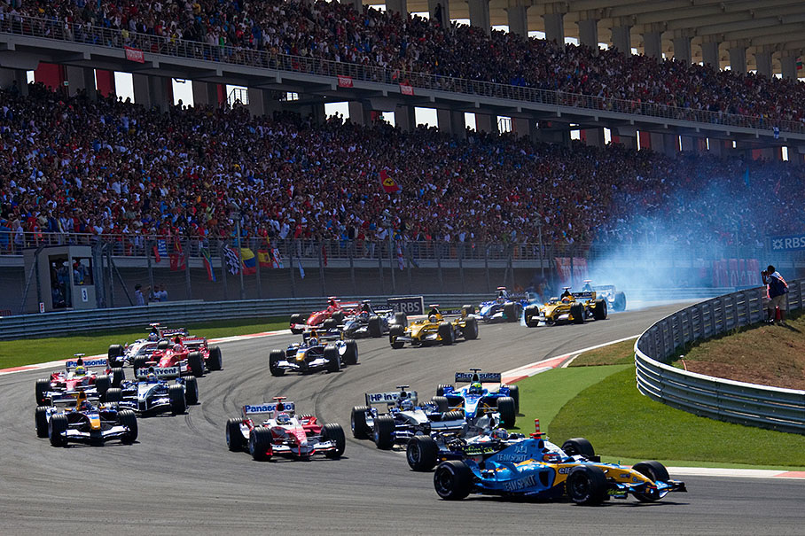 The start field approaches the first corner, Turkish Grand Prix 2005